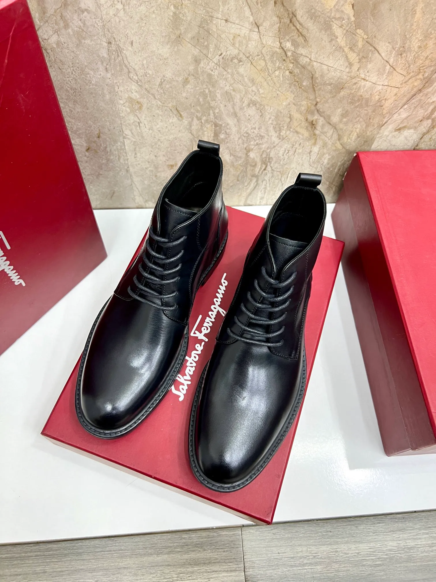 Original order quality: Men's shoes 💰700 Brand: Ferragamo (Ferragamo) One size larger: Men's size 38-44 (45 customized) Grade: Same style as the official website High-end men's shoes Material: Original cowhide, cowhide lining, original outsole Style category: Chelsea men's boots Fashion trend Color: Actual picture